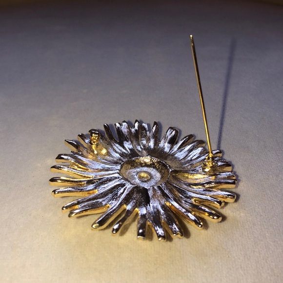Vintage gold sunflower pin/brooch - Picture 7 of 9